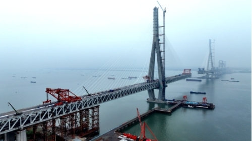 常泰长江大桥主航道桥常州侧边跨钢梁合龙