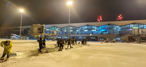 淮安机场快速除冰雪保畅通