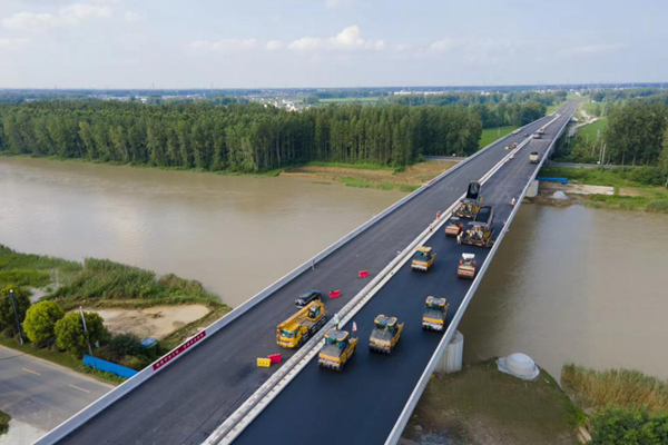 348省道淮安区段沥青下面层摊铺完成