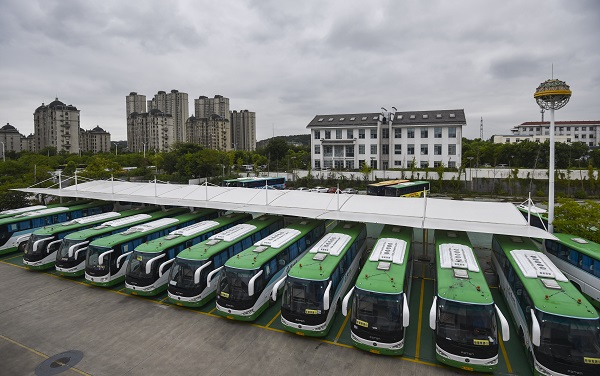 镇江公交官塘枢纽站充电桩全面投入使用