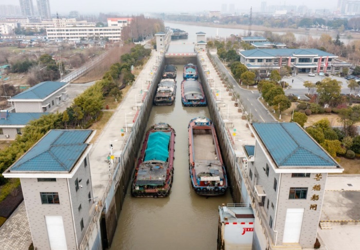 施桥邵伯二号船闸停航大修芒稻船闸通过量大涨港航部门多举措保畅通