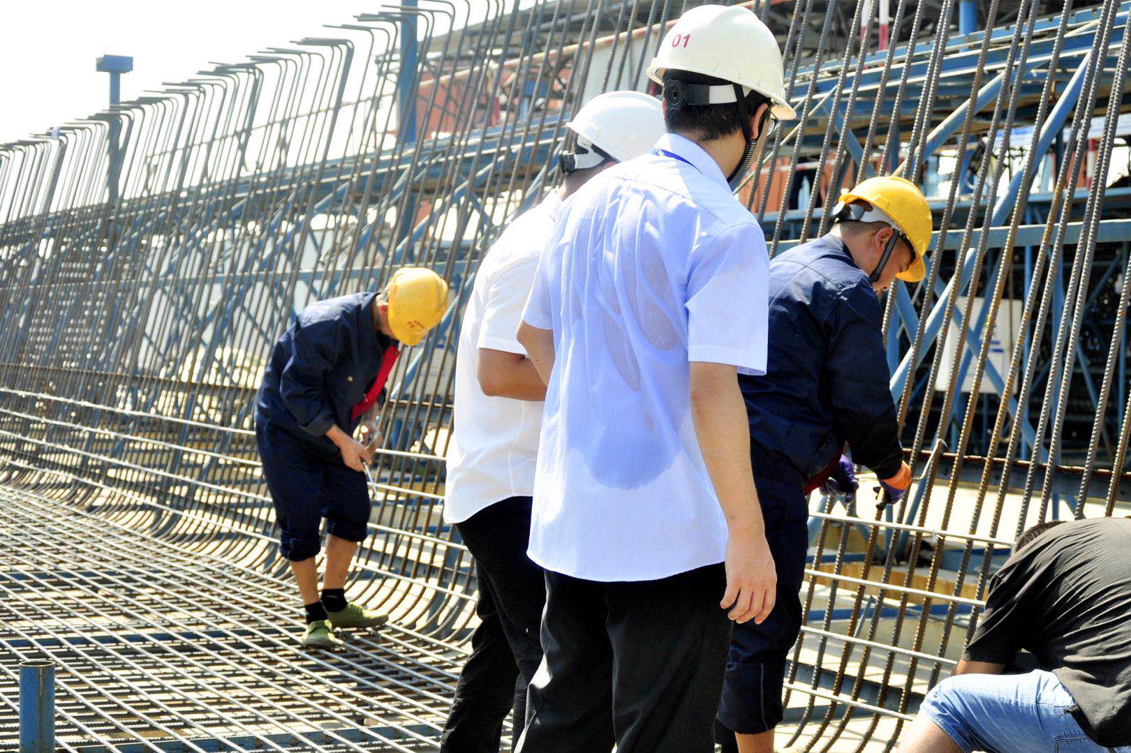 烈日下的坚守——连镇铁路一线战高温