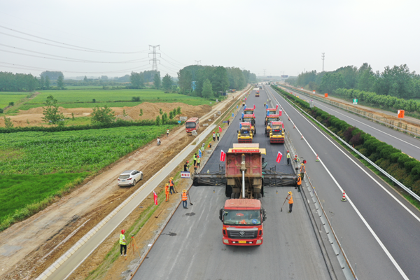 高速公路擴建工程宿遷段先後完成巖瀝青,高模量兩種新型結構瀝青路面