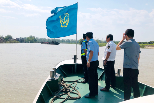 近期,南京市六合区地方海事积极联动水警大队,对辖区通航水域开展安全