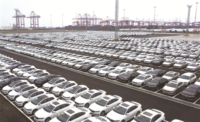 【江苏经济报】太仓港海通汽车物流中心项目堆场千余辆小汽车排列整齐