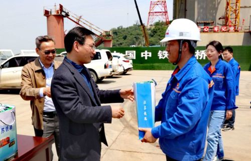 省铁路办总工程师冯兆祥慰问五峰山长江大桥建设者