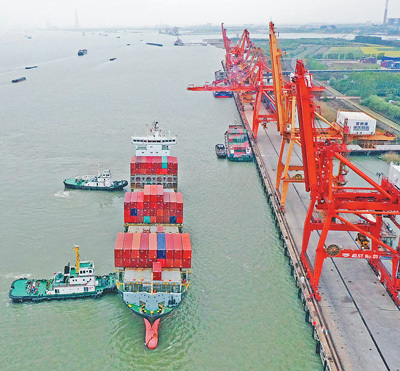 人民日报常州长江录安洲码头保障物流链畅通稳定