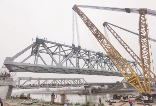 新华日报常州芜申运河溧阳段最重钢结构桥梁完成整体吊装