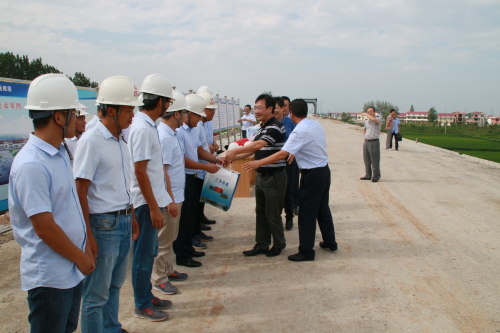 省铁路办总工程师冯兆祥视察慰问连淮扬镇铁路灌云站施工现场