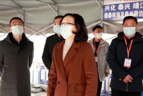 泰州市铁路办主任潘爱民看望慰问火车站疫情防控专班人员