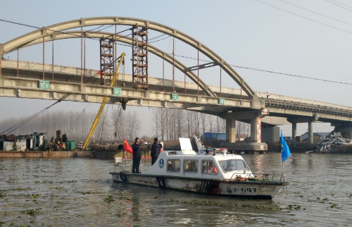 日前,鹽城市大豐區地方海事執法人員守在正在拆除中的通榆河白駒大橋