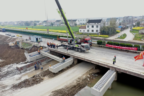 沪陕高速平广段扩建工程首片板梁安装完成