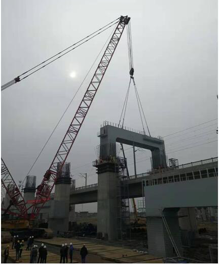 南沿江城际铁路跨沪通铁路门式墩首片钢梁开始吊装